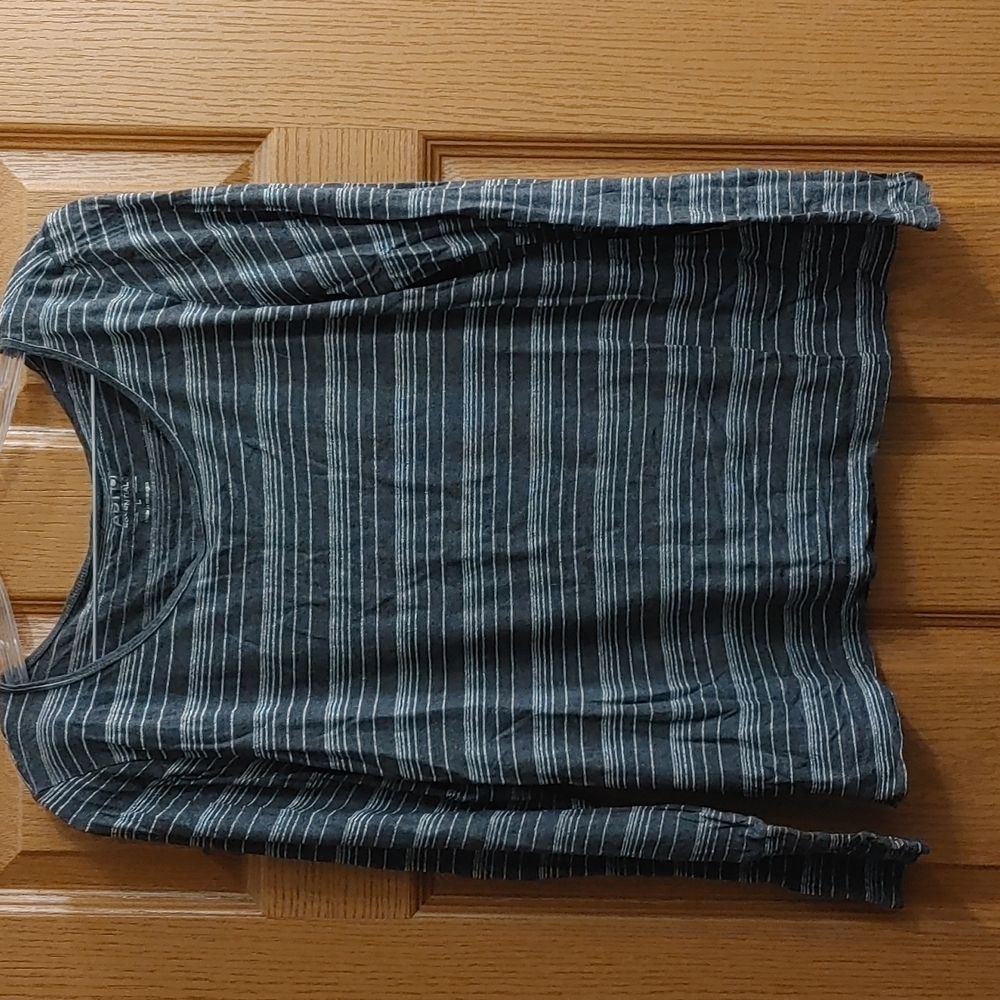 Apt. 9 Long Sleeve shirt Large